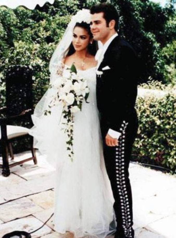 La historia de Biby Gaytán y Eduardo Capetillo empezó en 1988, cuando se conocieron en el grupo Timbiriche. En 1992 la pareja inició su relación cuando compartieron créditos en la telenovela juvenil Baila Conmigo.<br/><br/>