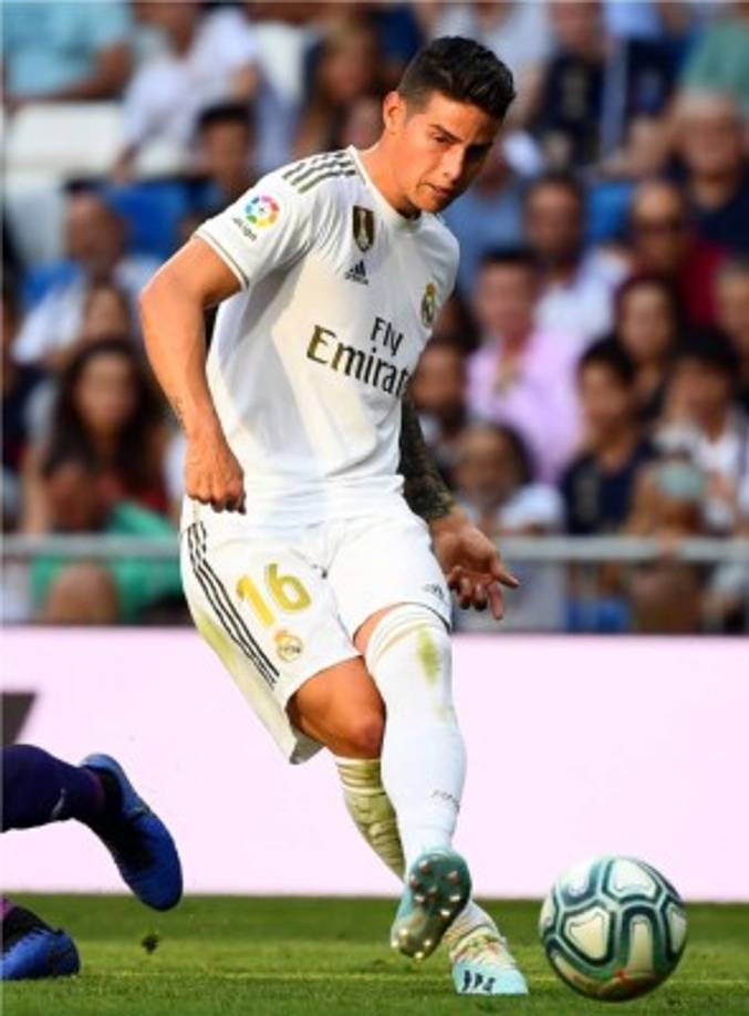 El Napoli sigue soñando con tener en sus filas a James Rodriguez, así lo reporta Tuttosport. Lorenzo de Laurentis, dueño y presidente del club napolitano, esperará hasta el último día del mercado para fichar al colombiano, el acuerdo sería un préstamo sin obligación a compra.