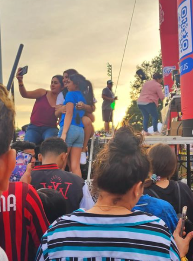 Milagros Flores fue arropada por el público presente en el torneo deportivo.