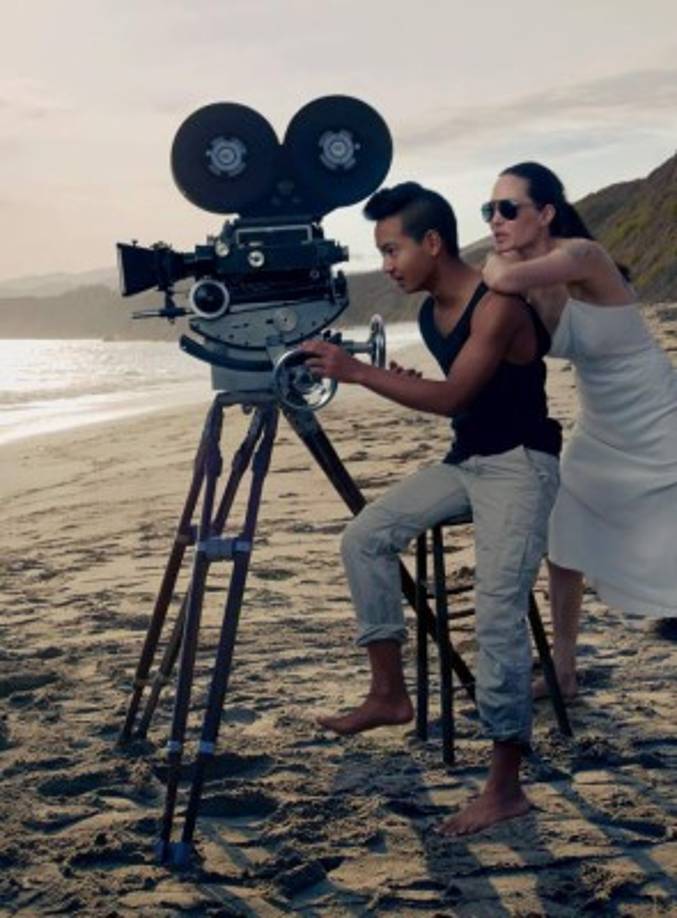 Angelina Jolie junto a su hijo Maddox.