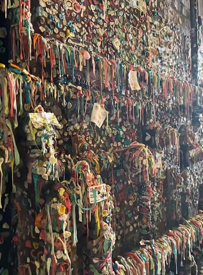 Al parecer, nadie da explicaciones razonables del por qué se lamee varios centímetros de los chicles, todo se trataría de acciones inusuales de creadores de contenido para llamar la atención. 