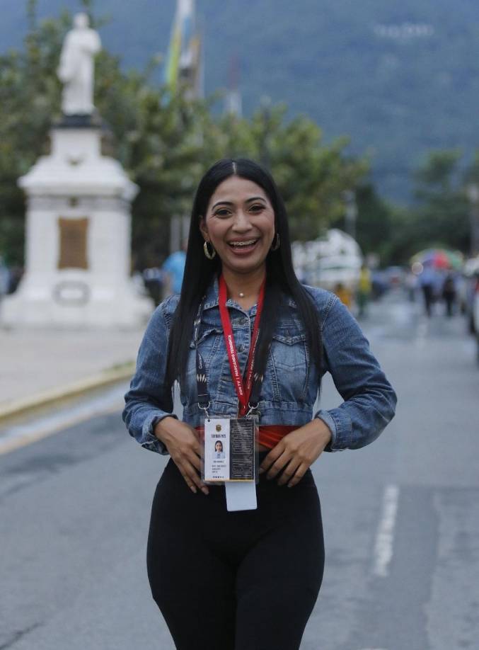 Esta guapa joven periodista, posando para el lente de Diario La Prensa.