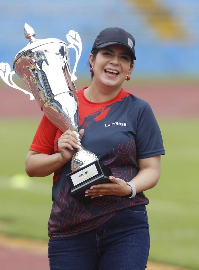 El hermoso trofeo que fue entregado al primer campeón de la Copa LA PRENSA.