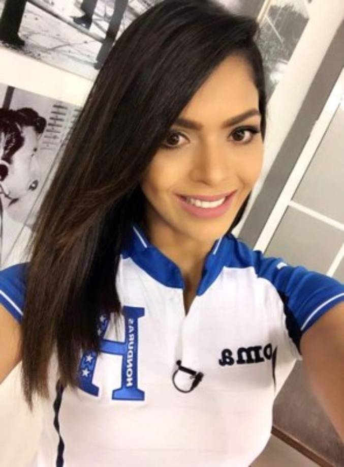 Loren Mercadal, presentadora de las mañanas del Cinco, se tomó una selfie con la camiseta de la Selección de Honduras apoyando contra Trinidad y Tobago.