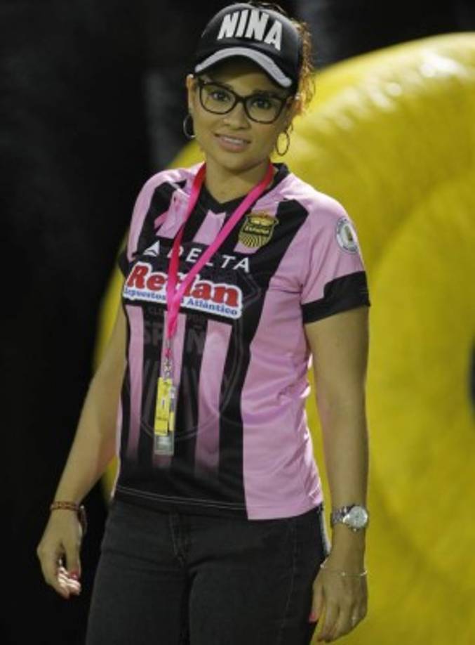 Waldina Mejía, la bella entrenadora del equipo femenino de Real España, se hizo presente en el estadio Morazán. Siempre siguiendo al equipo de sus amores.