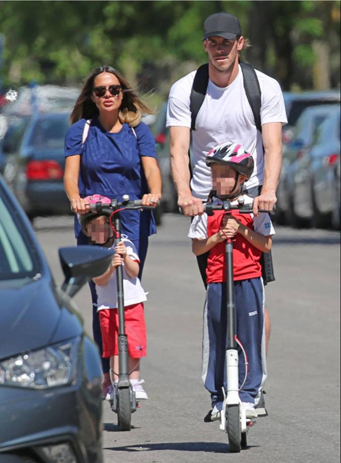 Gareth Bale vive junto a Emma en Essex, Inglaterra, y disfruta ahora mucho pasando tiempo de calidad en familia. La pareja, que tiene 4 hijos -Alba Violet, Nava Valentina, Axel Charles y Xander Frank-, siempre ha tenido claro que la familia estaba por encima de cualquier otra cosa.