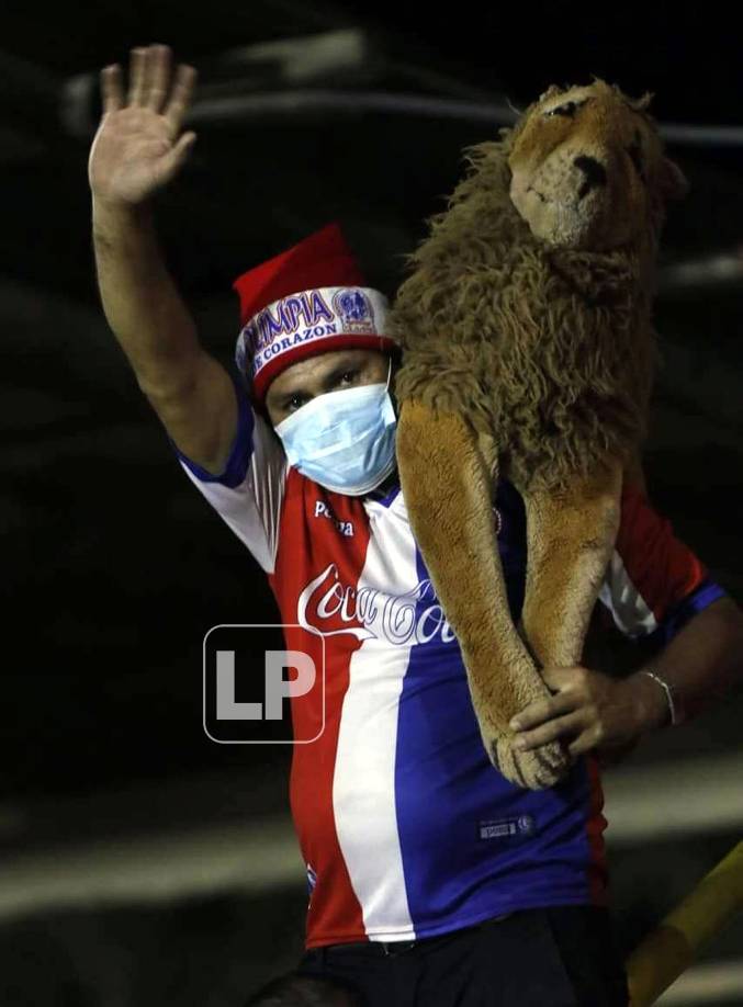 Un aficionado del Olimpia llegó al estadio progreseño con un peluche de un león.