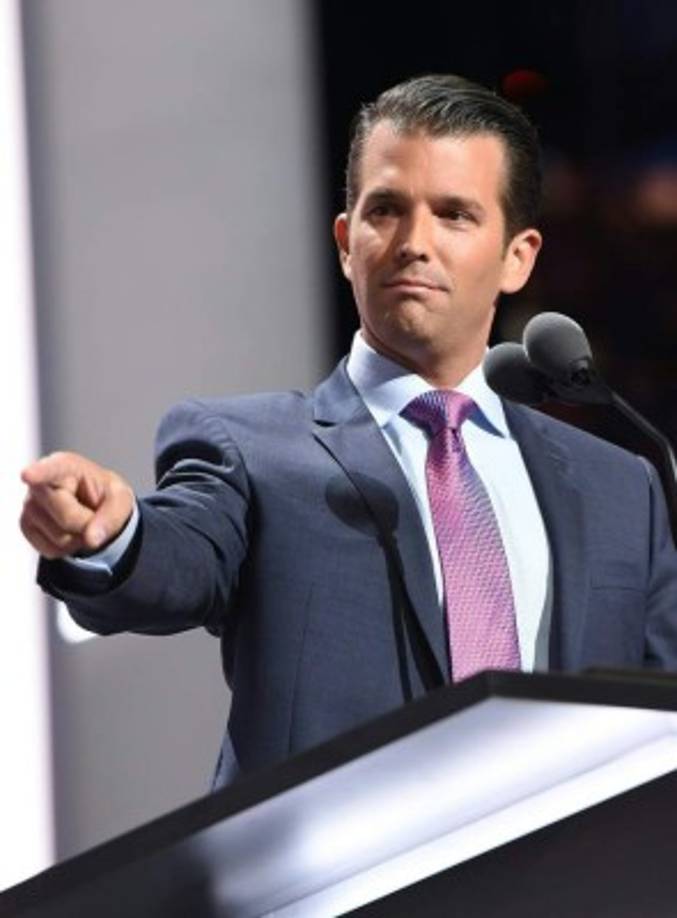 El empresario de bienes raíces recibió una ayuda de sus hijos, en particular Donald Jr., quien ofreció una elocuente defensa de su padre, mezclando asuntos de política -inmigración, energía, seguridad- con anécdotas familiares, el toque humano del candidato.