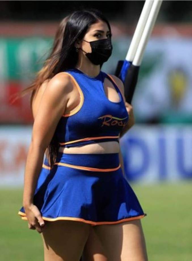 La hermosa edecán que cautivó en el estadio Yankel Rosenthal previo al inicio del partido.