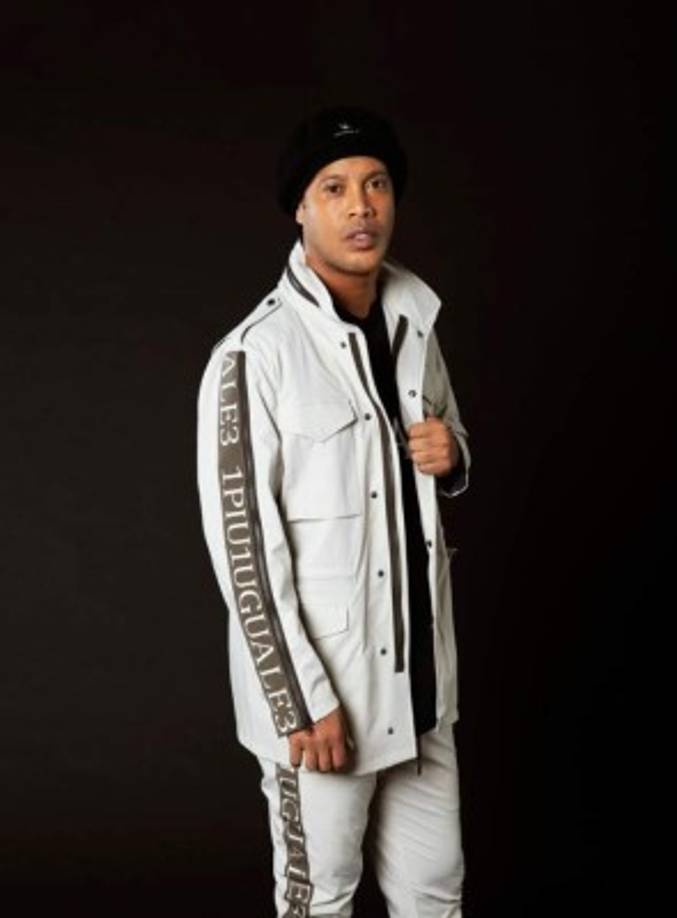 Según una persona de su entorno, el astro brasileño Ronaldinho está sumido en un preocupante consumo de alcohol. Foto Facebook.