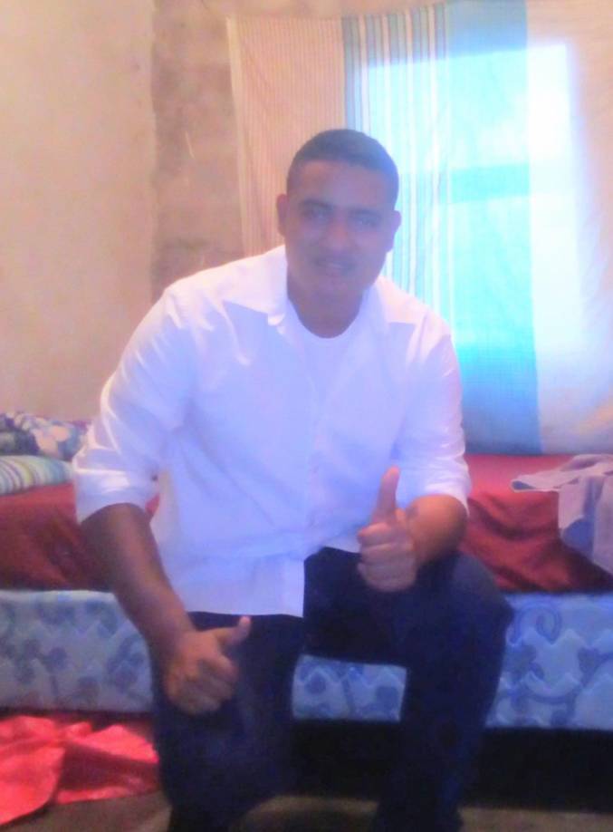 “Él decía que era un traslado directo del Hospital Atlántida, pero al comunicarnos con el director y el sindicato, no encontramos ningún médico con ese nombre. Fue cuando nos alarmamos”, relató Spears.