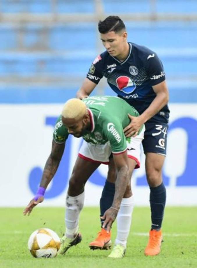Kevin López tratando de quitarle el balón al panameño Azmahar Ariano.