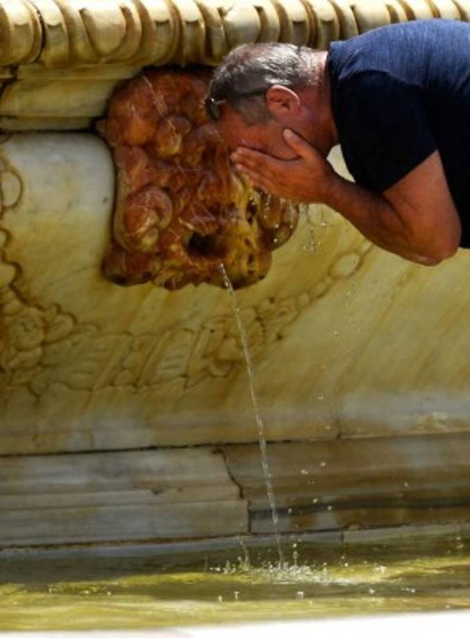 España registra hoy temperaturas diurnas extremas, sobre todo en el interior del país y en los valles de grandes ríos, donde se superarán los 40ºC tras pasar una noche asfixiante.