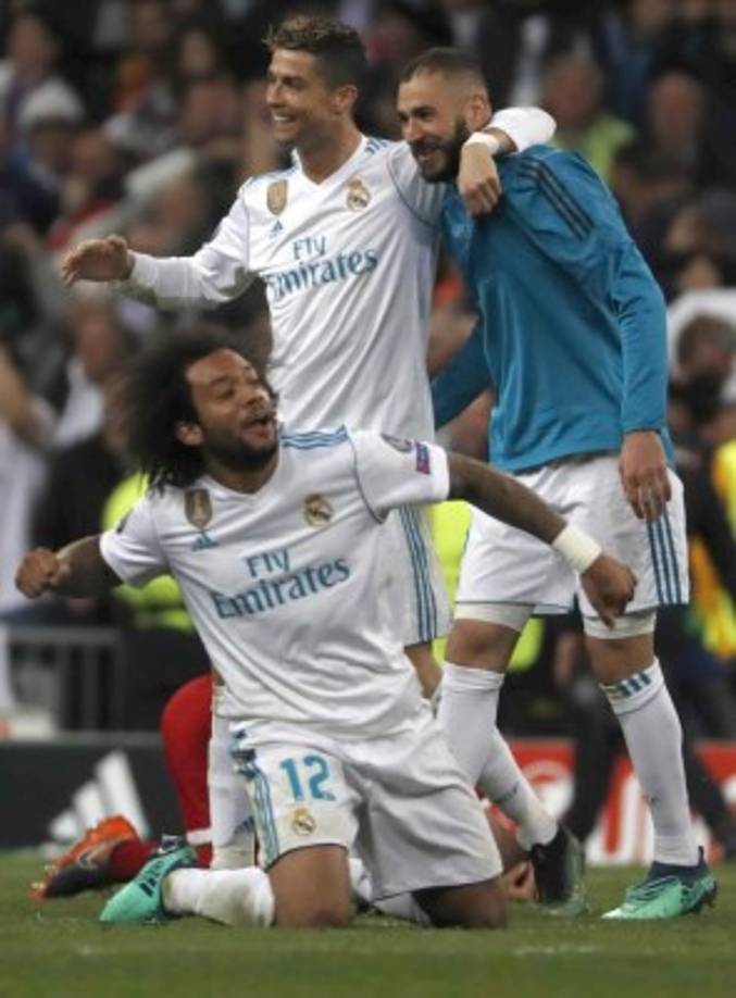 Cristiano Ronaldo se fue a felicitar a Benzema tras el pitazo final .