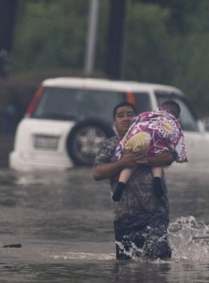 La agencia de Emergencias (FEMA) informó que al menos 30,000 personas permanecen refugiadas en los albergues habilitados por las autoridades estatales.