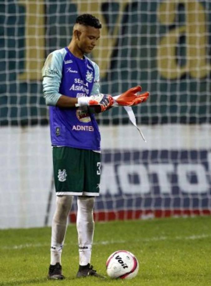 El mediocampista Kevin Arriaga se puso en la portería del Platense tras la expulsión del portero Rafa Zúniga. El equipo escualo ya no tenía cambios.