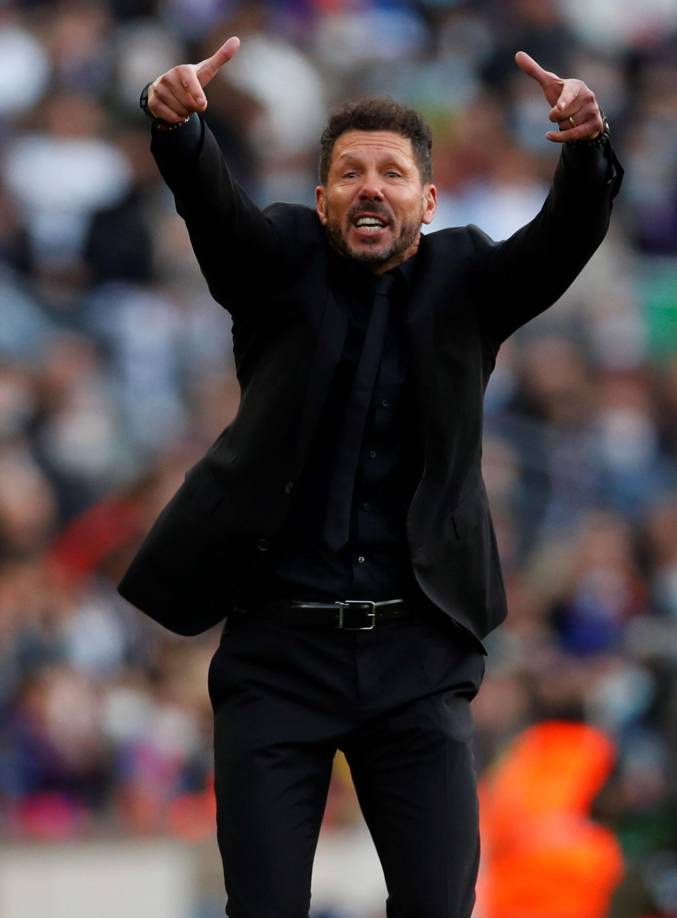 Diego Pablo Simeone dando indicaciones a sus jugadores.