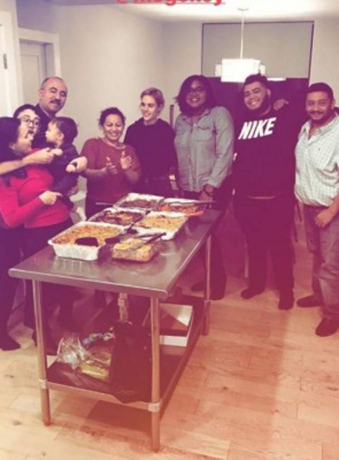 El diseñador Carlos Campos podrá vestir a estrellas de fama mundial pero no pierde su sencillez, como lo indica una publicación en donde aparece con su familia en un ambiente casual. 'Bendecido', escribió el progreseño.