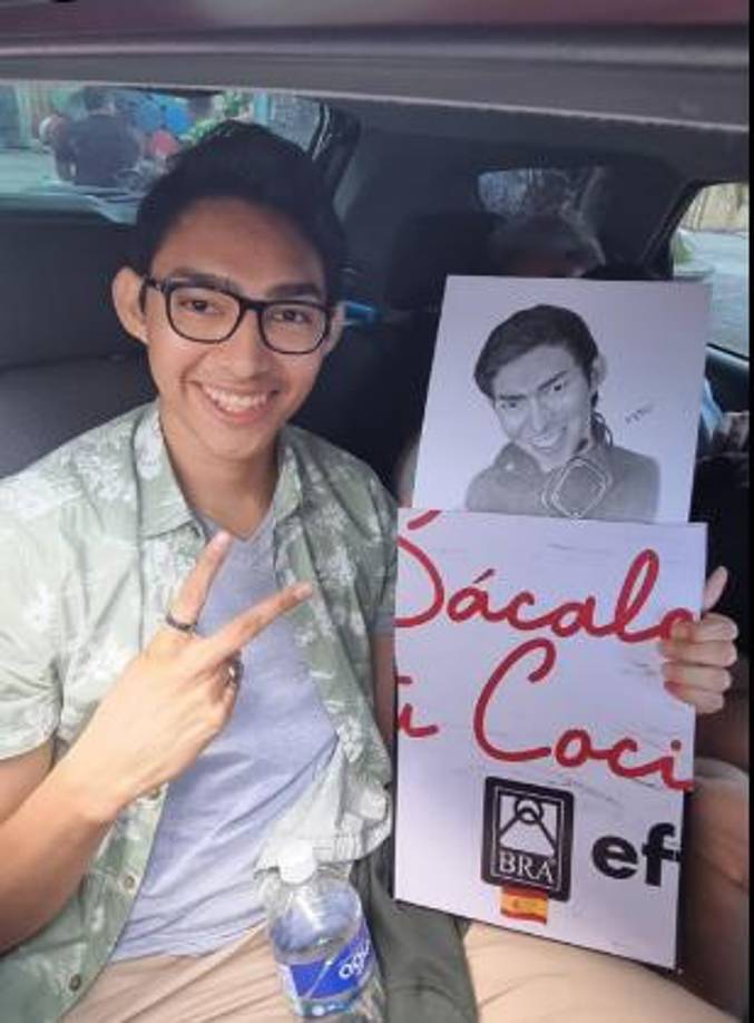 Fernanfloo fue recibido con regalos por parte de los catrachos.