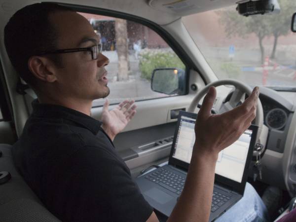 Activistas temen que el uso de etiquetas de estatus migratorio genere exclusión y discriminación en uno de los estados con más inmigrantes del país.