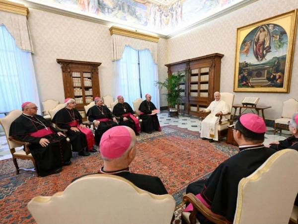 Obispos hondureños reunidos con el papa León XIV en Ciudad del Vaticano.