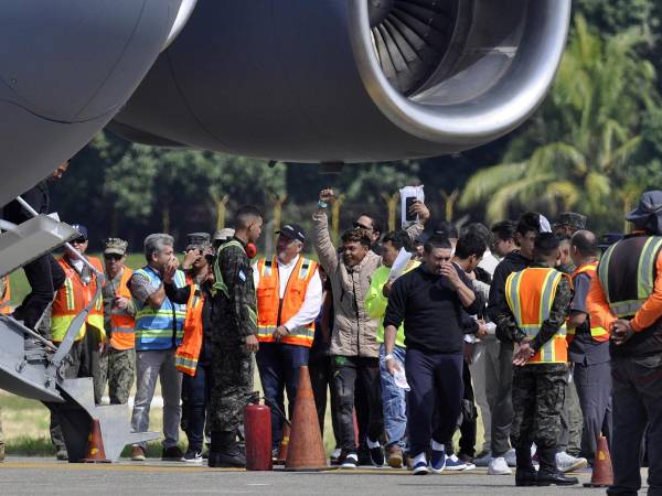 Imagen de archivo de personas deportadas que llegan en un avión militar estadounidense, a la base aérea Armando Escalon ubicada en San Pedro Sula (Honduras).