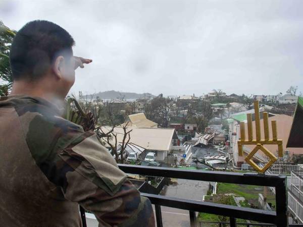 “Una bomba atómica”, “apocalipsis”, “devastación”. Los pocos testimonios de los habitantes de Mayotte que han podido llegar a Francia este lunes describen un panorama desolador de ese archipiélago del Índico, arrasado este sábado tras el paso del ciclón Chido.