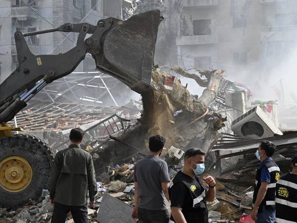 Los equipos de rescate buscan víctimas entre los escombros de un edificio tras un ataque aéreo israelí en el sur de Beirut, Líbano, 28 de marzo de 2025.