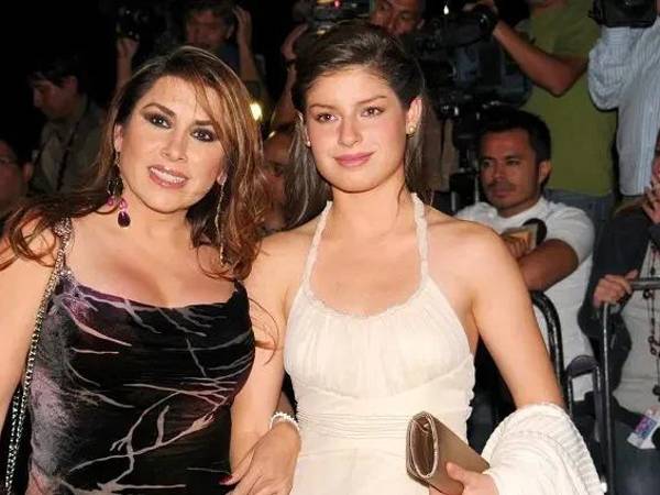 Foto de archivo de Dulce y su hija hace muchos años.