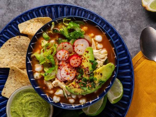 Tradicionalmente, el pozole se prepara con carne de cerdo, aunque en algunas variantes también se utiliza pollo o una combinación de ambas carnes.