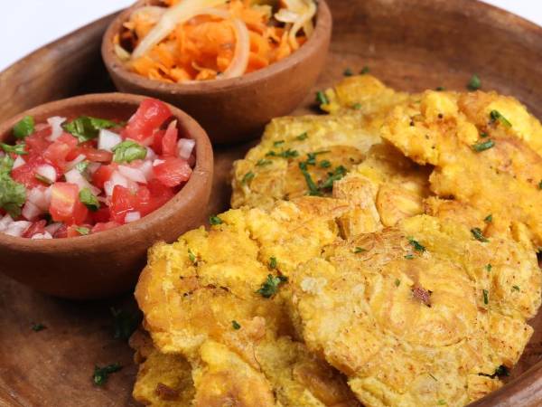 Para elaborar esta deliciosa receta necesitamos solo necesitas aceite para freír, plátano verde, sal y chismol para servir.