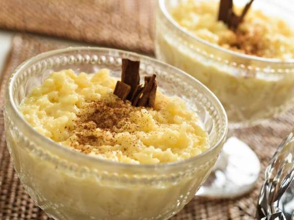 La inclusión del rompope en el arroz con leche aporta una perspectiva emocionante y festiva a este clásico postre latinoamericano.