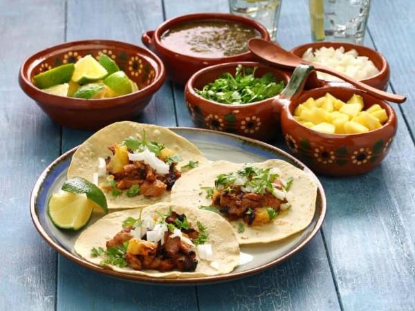 1. Tacos al pastor y baleadas: un duelo de saboresComenzamos con dos clásicos: los tacos al pastor de México y las baleadas de Honduras. Los tacos al pastor, con su carne de cerdo marinada y asada, acompañada de piña, cebolla y cilantro, son perfectos para compartir.