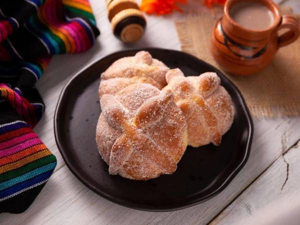 Cada bocado del Pan de Muerto es una conexión con las tradiciones ancestrales de México, una mezcla de historia y cultura que se ha mantenido viva a lo largo de los siglos, recordándonos la importancia de celebrar la vida y la muerte.