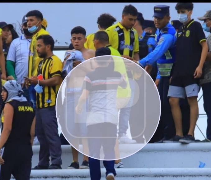 Momento en el que la persona que agredió a la mujer policía regresaba al sector de populares del estadio Olímpico de San Pedro Sula.