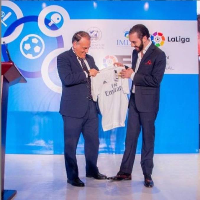 Aunque no lo demuestre mucho Bukele también es un apasionado al fútbol. El ahora presidente de El Salvador se muertra feliz con uan camisa del Real Madrid. En su Instagram ha compartido videos en el Bernabéu.