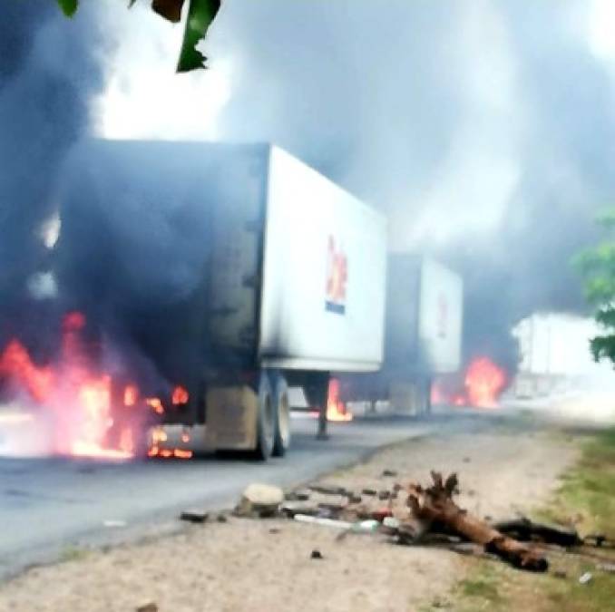 Los actos de vandalismo ocurrieron cuando la Policía lanzó gases lacrimógenos para dispersar a los manifestantes que mantenían bloqueadas varias carreteras.