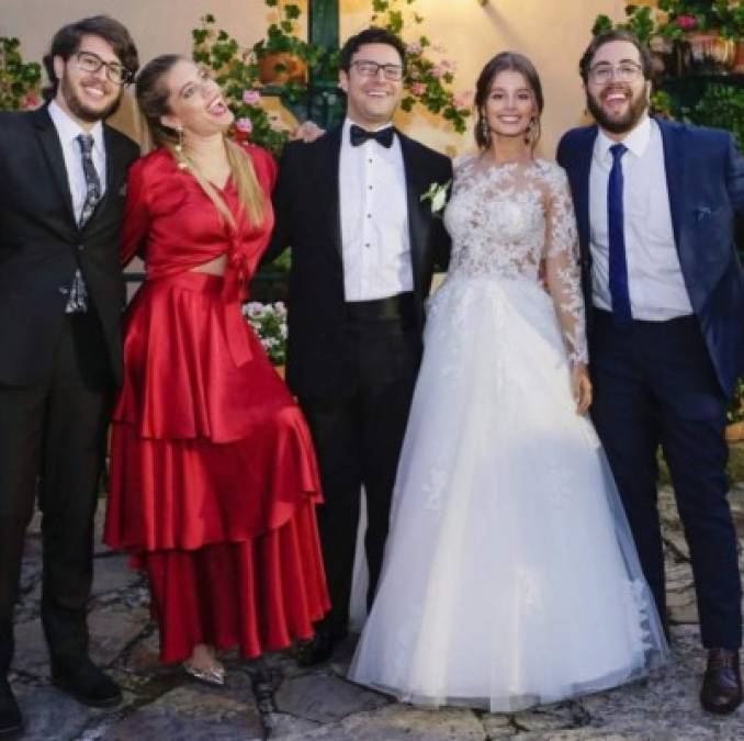 'Fue absolutamente mágico, emocionante, feliz para mí. Se casó mi bebé, mi hija mayor, pelada, muy joven, bella, no saben cómo lloré, por ese camino a entregarla a Juan Camilo (te adoro) a la iglesia, no sabía realmente que iba a llorar tanto, no muchas mujeres entregamos a sus hijas en el altar, en general lo hace el padre, pero lloré de la felicidad, de la emoción, y eso que la wedding planner (Ana) que es lo mejor, me hizo abrir la boca , y me echó un poco de gotas para controlar mis emociones', compartió Lorna en sus redes sociales.<br/>