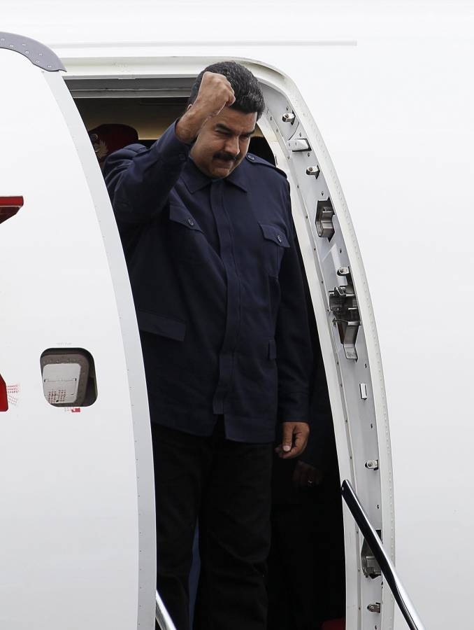 Fotografía de archivo del presidente de Venezuela, Nicolás Maduro, mientras desciende del avión presidencial a su llegada el 10 de abril de 2015, al aeropuerto Panamá Pacífico.