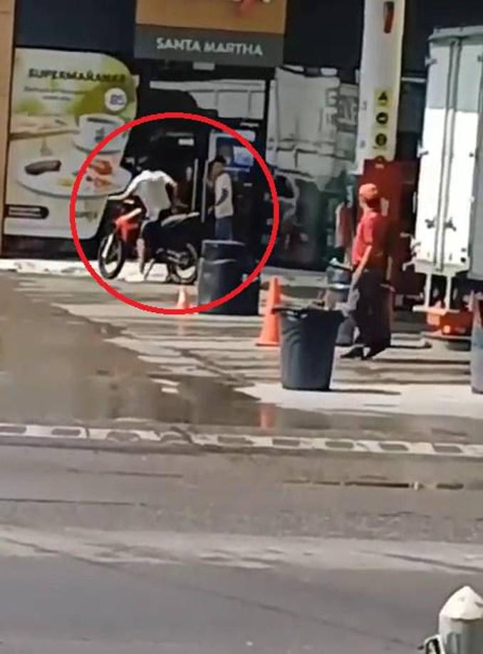 Él salió de la tienda, recibió un par de golpes en la cabeza y, segundos después, fue atacado a disparos.