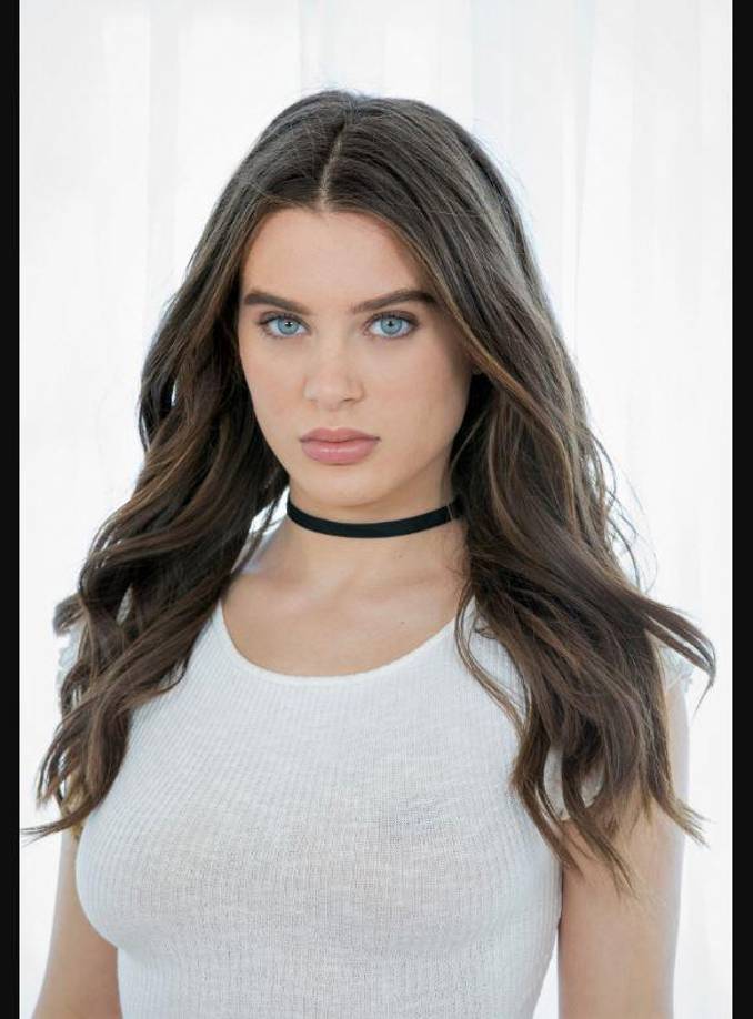 Lynsey Addario, quien entrevistó a la estrella para Playboy, señaló: “Rhoades lamenta que su vida anterior en el porno sea como una cadena perpetua con la que lucha constantemente: el juicio de casi todos los que conoce (o no conoce); el acoso de hombres en la calle que la tocan de manera inapropiada; sus vecinos que llaman a la policía por usar pantalones cortos dentro de su propia casa en Chicago”.