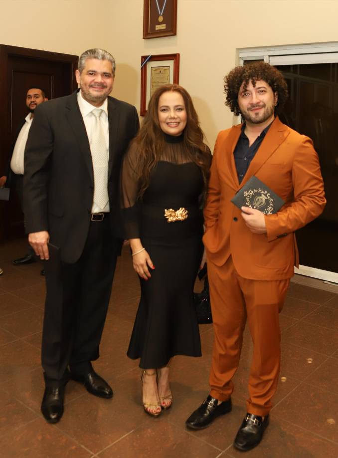 Lisandro y Lenis Orellana junto a Gabrielle Bilello