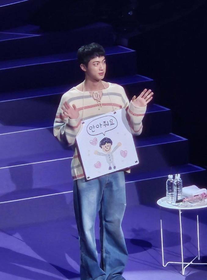 Jin subió al escenario del Jamsil Sports Complex en Seúl para celebrar su regreso y el aniversario de la banda, Jin organizó un emotivo evento de abrazos. Con un cartel que decía “abrázame” y una ilustración de él mismo. Aunque inicialmente había expresado su deseo de abrazar hasta a 3 mil personas, se seleccionó solo a mil asistentes por razones de seguridad.