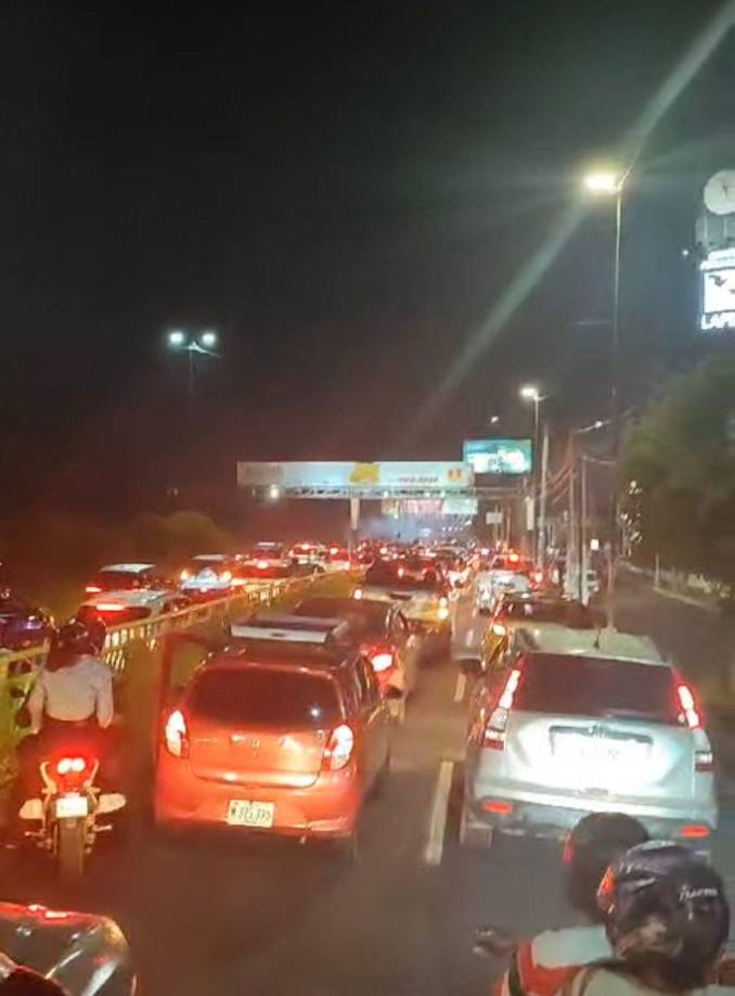 Las largas filas se extendían por todo el territorio nicaragüense en manifestación y apoyo a Miss Universo, Sheynnis Palacios.