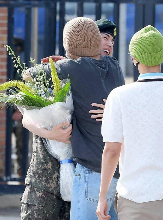 Fue evidente la alegría de los cantantes al reencontrarse con Seokjin. V le recibió con un cálido abrazo.