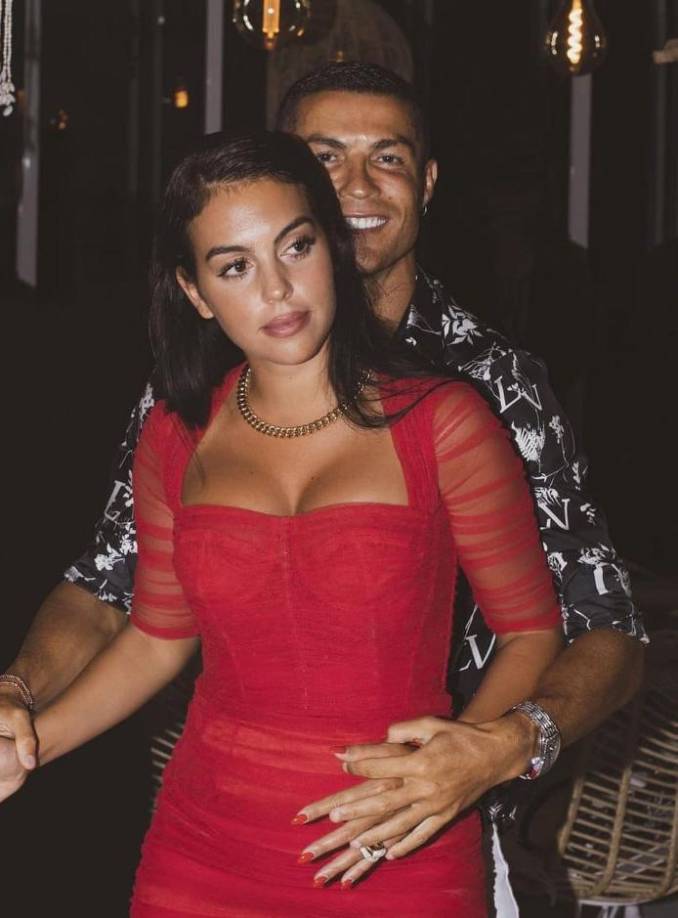 Según informa el medio Celebriy Net Worth, Georgina Rodríguez podría estar acumulando una fortuna de 10 millones de dólares, sin tener en cuenta que gana mucho dinero a través de sus redes sociales, teniendo en cuenta el caché que tiene. 