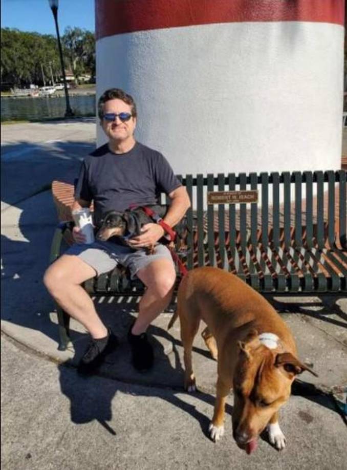 Aquella tarde, Cooke escribió un mensaje de texto a su esposa para avisarle de que estaba cerca de casa, recogiendo para regresar, según informó el diario The Washington Post.