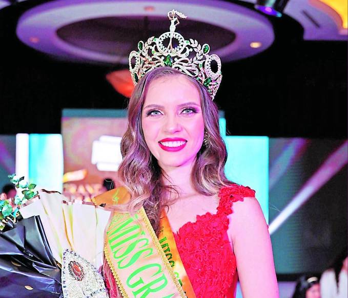 La capitalina Cecilia García se coronó el sábado como la mujer más bella, flanqueada por la representante de Intibucá, Abigaíl Rovelo, que quedó como primera finalista, en el certamen de Miss Grand Honduras celebrado en Tegucigalpa. García, de 20 años, es estudiante de Comunicación Audiovisual y Publicitaria y una modelo afincada. 