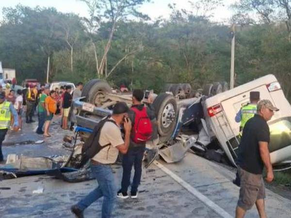La rastra impactó contra el bus en la carretera