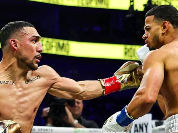 Teófimo López se impuso a Rolando “Rolly” Romero en el T-Mobile Arena de Las Vegas, demostrando ser superior a su rival durante el combate.